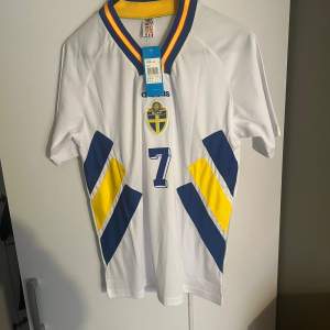 Henrik Larsson tröja från vm 94 i nyskick , size L och inte använd! Mycket fint inför sommaren 