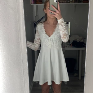 Studentklänning  - har använt kanske 2 gånger, ser ut som ny och har inga fläkar. Den är i S men jag har vanligtvis Xs och den sitter lite löst på bilden.  Den är supermjuk och sitter super.