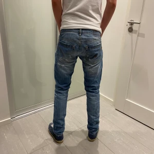 Dondup jeans George  - Säljer nu dessa blåa dondup jeans George som är i grymt skick, slitningar är populär design, skriv för fler bilder/frågor🙌🏼