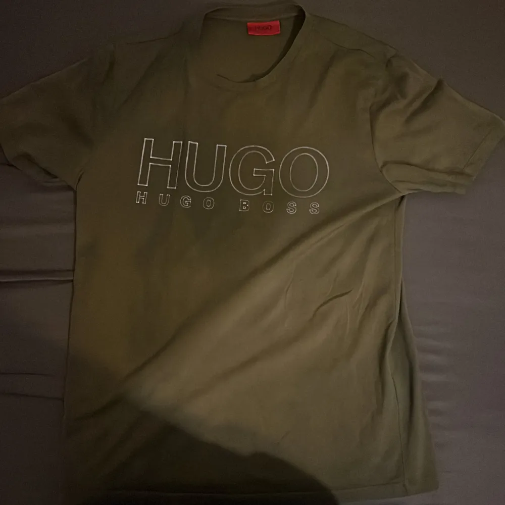 Hugo t shirt me reflex loga, perfekt till sommaren. T-shirts.