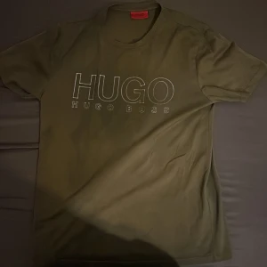 Hugo t shirt  - Hugo t shirt me reflex loga, perfekt till sommaren
