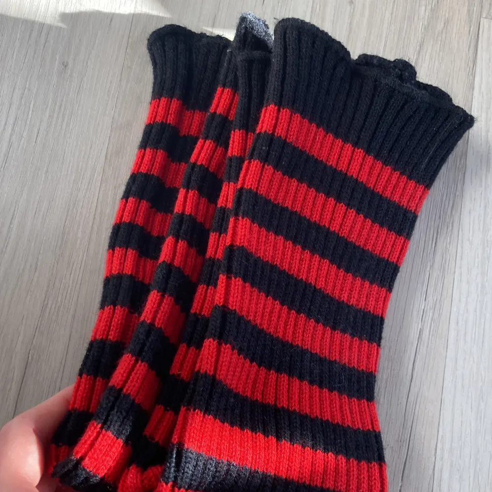 Sköna och snygga stickade  ben & amrvärmare!🌟 Röda och svarta ränder . Övrigt.