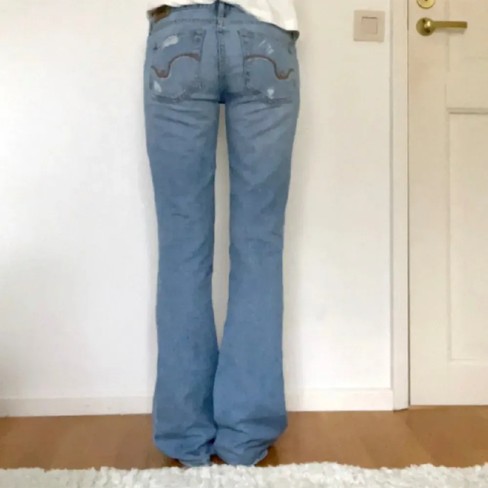 Skit snygga lågmidjade jeans som jag köpt på Plick 💕💕 passade inte helt 100% på mig därför säljer jag. Långa i benen och verkligen jätte fina!  Size 3, skulle säga XS/S. Passar mig som vanligtvis har 36 . Jeans & Byxor.