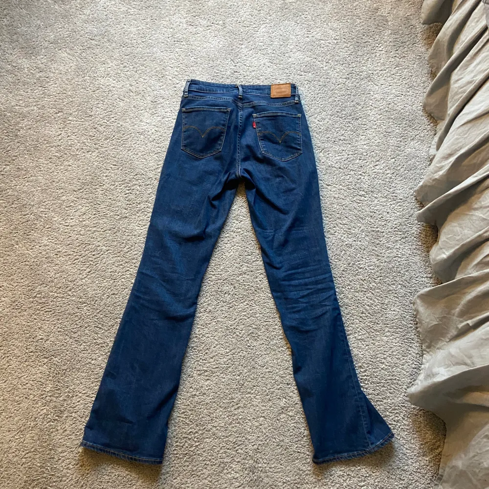 Jag säljer ett par Levis jeans i ny skick. Endast testade 1 gång. Ny pris 1250kr mitt pris 600kr🌼🌸 köparen står för frakten och ev. postens slarv. Jeans & Byxor.