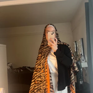 Scarf - Lång scarf bra kvalitet  med tag