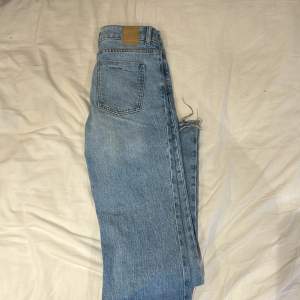 Snygga jeans från Zara som är långa på mig som är 171. Tyvärr lite för stora runt midjan så de har ej kommit till den användningen som jag hoppades på! Använd fåtal gånger. Storlek 34 men passar även 36/38🌸 Köpaten står för fraktkostnaden🚚