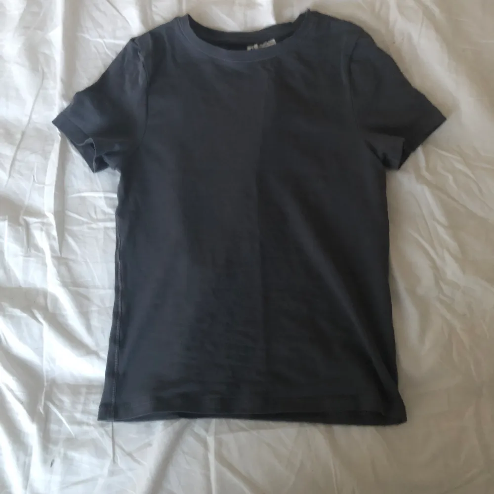 Storlek xxs men passar även xs. Den är från H&M och använd ungefär tre gånger. Köpt för 100 kr. T-shirts.