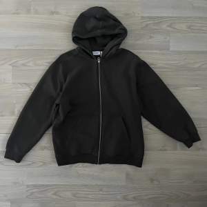 Riktigt skön hoodie med snygg färg och i gott skick, perfekt att lagra med  Charcoal grey