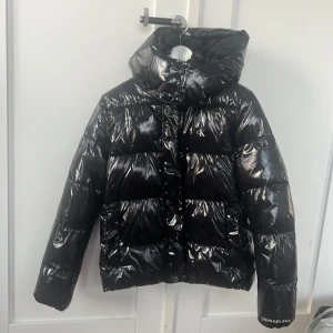 Ck jacka - Andvänd max 5 gånger, köptes i vintras men säljer nu billigt eftersom de inte är säsong. Storlek L men är liten i storleken, passar s/m! Köptes för 1900