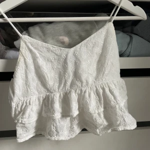 Vit sommar topp - Säljer denna jättefina vita topp då den tyvärr har blivit för liten för mig. 