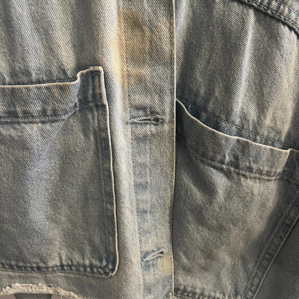 En jätte fin lite kortare modell av en jeans jacka, den är köpt från HM för ungefär 3 år sen. OBS!! Det är 2 fläckar som uppstått pågrund av missfärgning (se på bilden) annars är den super fin och därav priset lite lägre!. Jackor.