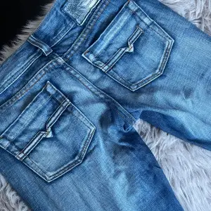 Säljer ett par lågmidjade utsvängda jeans från diesel. Kom privat för frågor och fler bilder. Köparen står för frakten, pris kan diskuteras. Tryck ej på köp nu.