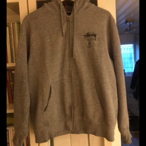Stussy zip hoodie - Tröjan är använd men ändå i hyfsat skick. Små slitningar vid midjan och handleds resår men syns knappt.  Pris kan diskuteras vid snabb affär.