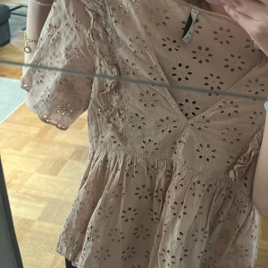 Zara topp - Säljer denna rosa söta blusen från zara som är superfin till sommaren!!!!❤️❤️❤️❤️