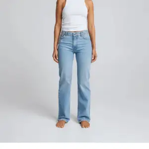 Säljer dessa snygga jeans från bikbok dock i en mörkare färg. Nypris 600kr och säljer de då jag inte använder de. Waist storlek 30 och length storlek 32