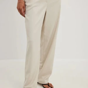 Ljusa kostymbyxor - Så fina kostymbyxor från NA-KD i gott skick💫Säljes då de är för stora för mig som är 163cm. Samfraktar gärna!