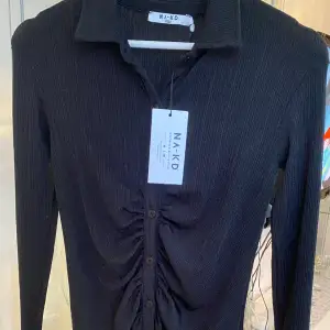 Säljer min svarta ribbad, lång klänning från NA-KD ! Prislappen sitter kvar än! Hängt i klädkammaren över 1 år och aldrig använts! 💘