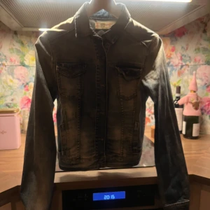 Jeans jacka  - Snygg jeans jacka i liten m storlek. Perfekt nu på våren. Jackan är i väldigt fint skick. Hör av dig om du vill ha flera bilder💗
