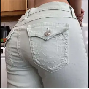 Jag säljer mina två true religion jeans i storlek 30. Dom kommer inte till användning då jag har bytt stil och är i bra skick, jag säljer båda par för 1000 eller 600 styck. 😊