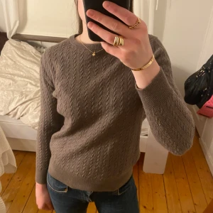 Brun kabelstickad tröja från Riley! - Jättefin brun kabelstickad tröja i bra skick, använd bara några få gånger!