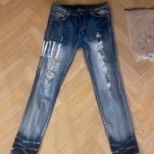 Amiri jeans - Ett par feta Amiri jeans som jag köpte i samband med dsquared byxorna. Min mamma slängde därför taggarna på dessa också men som sagt ska hitta de. Pris kan som alltid diskuteras!😃