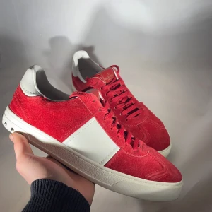 Valentino Flycrew - Säljer dessa riktigt fräscha Flycrews i storlek 42 | 9/10 Skick (1nit har lossnat) | Inget og följer med | 3999kr