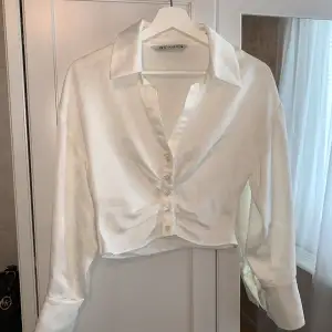 En vit skjorta från Zara med fina detaljer🌸  Den är sparsamt använd men har två små fläckar, de bör dock gå bort i tvätten (har själv inte testat då jag ej använt den). Utöver det är den i mycket bra skick!