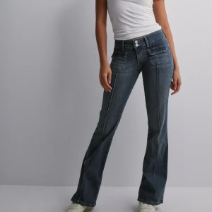 Nelly jeans - Utsvängda jeans från nelly, använda fåtal gånger!