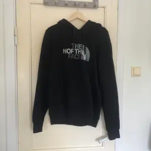 Skitsnygg hoodie från The north face, knappt använd🥰❤️