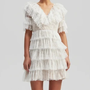 Klänning by malina - Säljer min studentklänning från by malina, endast använd på studenten och har inga defekter. Nypris 2800🫶🏼