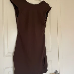 Klänning från SHEIN, storlek S - Klänning från SHEIN öppen i ryggen, använd endast 1 gång 