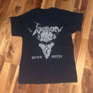 Venom Band Tee - Venom Band Tee passar L sjuka detaljer både fram och bak 