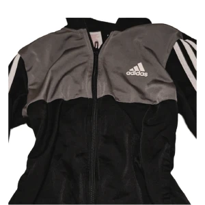 Adidas  - En svart adidas sport tröja! Den har använts några fåtal gånger men det finns inga synliga defekter ❣️ Storlek M men skulle säga att den passar XS/S bättre