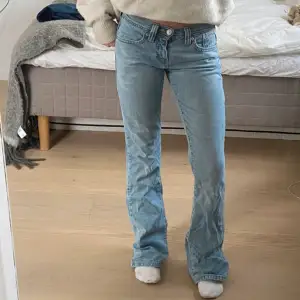 Säljer mina lågmidjade utsvängda levis jeans. Storlek 34, passar bra på mig som är 1,68. Lite slitna längst ner i benen men inget man tänker på! 
