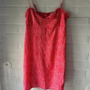 Röd blommig klänning, perfekt till sommaren, säljer då den tyvärr är för stor