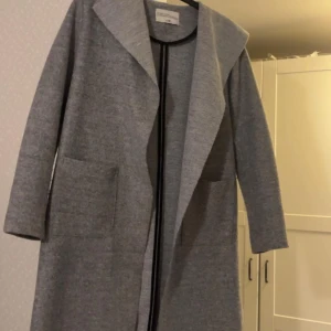 Vårkappa - En enkel tunn vårkappa i använt men bra skick. 