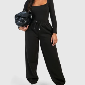 Mjukis set - Säljer oanvänd mjukis set från boohoo då byxorna ba för små för mig. Tröjan är en body