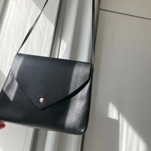 Svart väska - Svart axelremsväska i bra storlek. Knappt använd och inga defekter