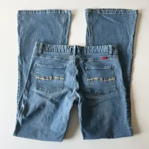 Vintage lågmidjade bootcut jeans från Tilt. Midjemått: 78 cm, stretch. Innerbenslängd: 82 cm. Inga defekter förutom ett igensytt hår på höger ben. Modellen är 167 cm lång. Skriv privat för mer bilder och mått! 💕