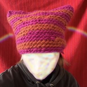 ROSA CAT BEANIE - Rosa och orange randig cat beanie som jag har virkat :) 