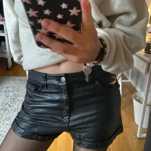 Säljer dessa snygga skinn shorts!! Medelmidjade skulle jag säga. Passar till våren och hösten🥰