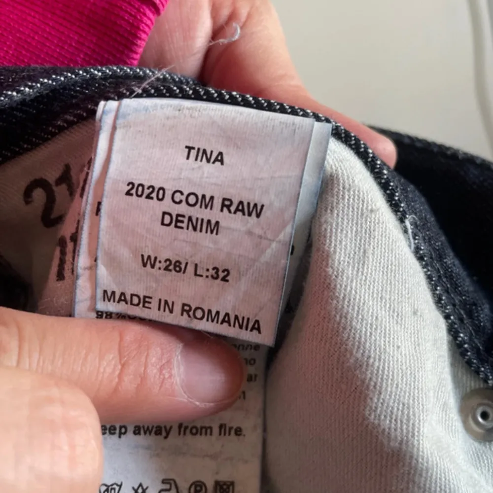Lågmidjade jeans som inte är använd. Modellen: TINA 2020 com raw denim  ,midjan är 26 och längden är 32. Jeans & Byxor.