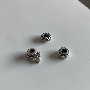 Pandora berlocker - Säljer 3 st berlocker från Pandora, ganska gamla och ser använda ut men fortfarande fina💫org pris är tsm ungefär 800kr, priset kan diskuteras (går också att köpa någon enskilt)💕