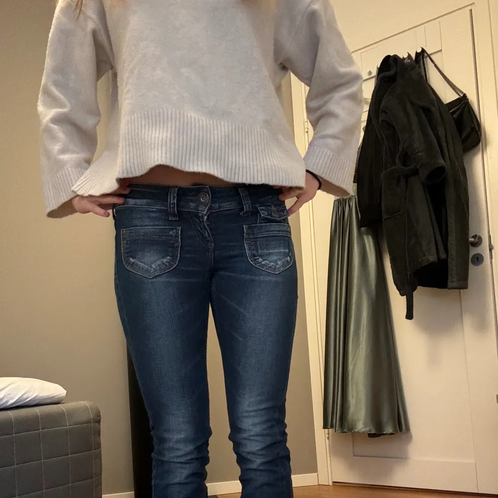 Jätte fina lågmidjade jeans som tyvärr är försmå för mig💗de två första bilderna är mer korrekta i färg, hör av er för fler bilder💗. Jeans & Byxor.