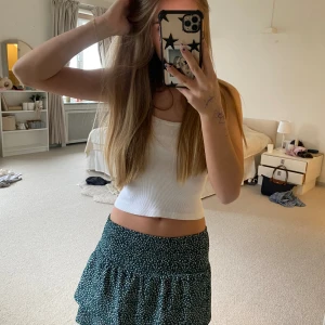 Dark green floral skirt  - SUPERR cute green skirt! Very summery and in perfect condition ❣️