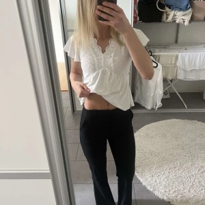 Kostymbyxor  - Snygga kostymbyxor, mid-waist, hon på bilden (min kompis)  är 178. 