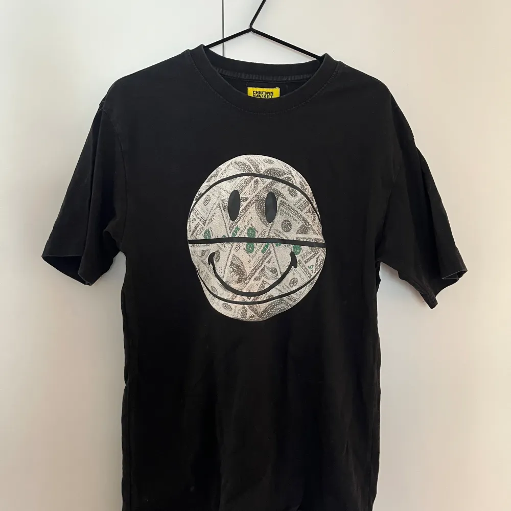 T-shirt från Chinatown Market med tryck som känns som en basketboll. Storlek M Använd Nypris 700kr. T-shirts.
