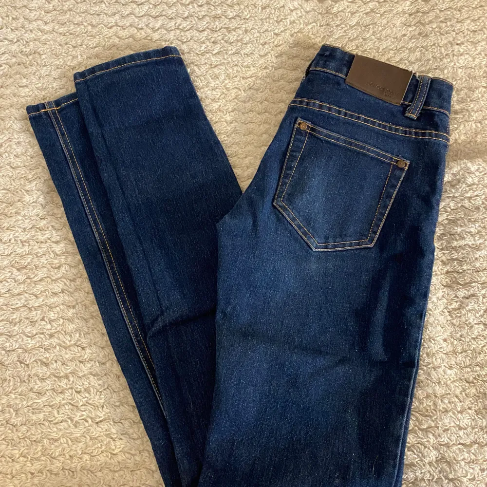 Jätte fina jeans i storlek 25, från Gina Tricot säljes på grund av det jag har blivit för små för mig💙 i bra sick. Jeans & Byxor.