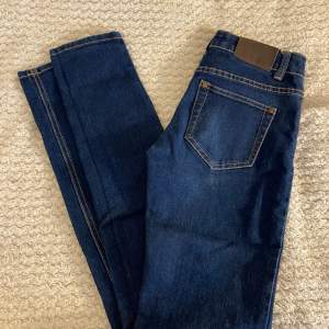 Jätte fina jeans i storlek 25, från Gina Tricot säljes på grund av det jag har blivit för små för mig💙 i bra sick