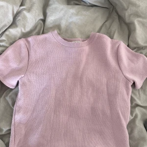Stickad tshirt  - Lila stickad Tshirt ifrån Zara. Storlek S, mycket bra skick. Säjer då den tyvärr är för liten💕